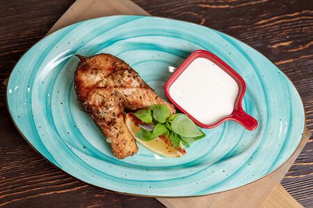 Стейк из форели на гриле с сырным соусом