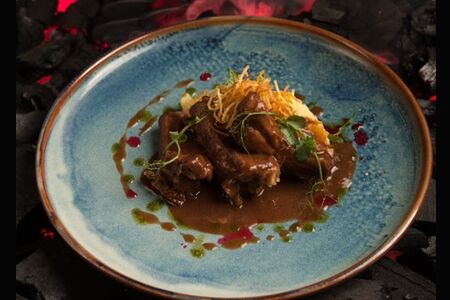 Ребра свиные, приготовленные при низких температурах с картофельным пюре