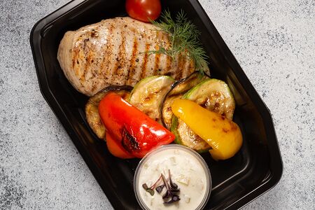 Филе куриной грудки с овощами на гриле