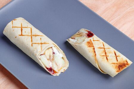 Шаверма с манго, яблоком и малиной