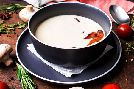 Крем-суп Сырный с чипсом из бекона