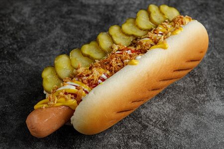 Датский хот-дог с жареным луком и маринованными огурцами
