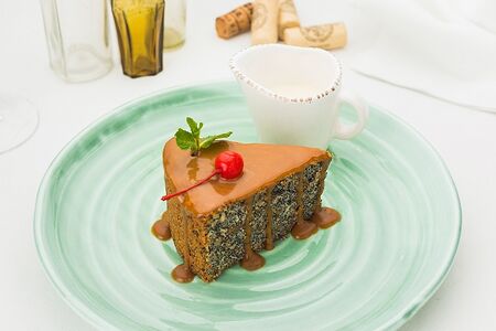 Маковый торт с ванильным соусом