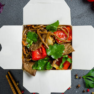 По-китайски с говядиной с лапшой соба