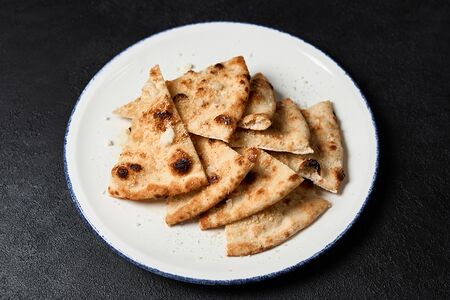 Фокачча с гаудой и чесноком