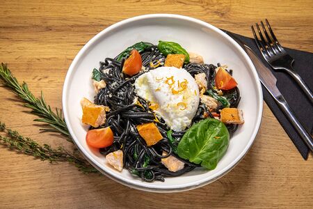 Черные спагетти с лососем