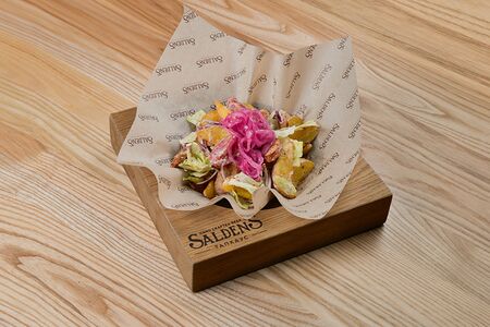 Теплый салат с колбасками