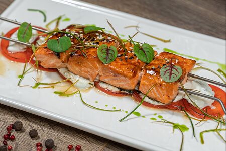 Шашлык из атлантической форели с соусом дзадзики и опаленным томатом