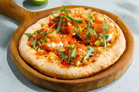 Пицца с лососем и руколой