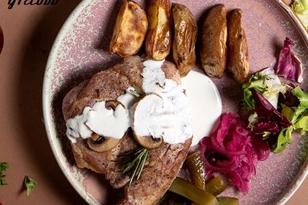 Стейк из cвинoй шеи с картофелем айдахо