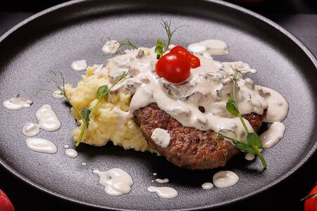 Телячьи котлеты в грибном соусе