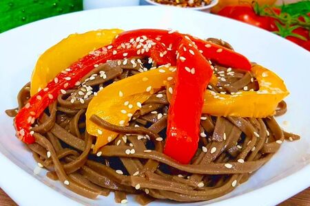 Лапша гречневая с овощами в устричном соусе