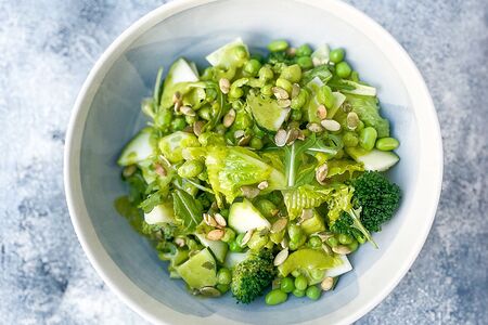 Зеленый боул с овощами, бобами эдамаме и тыквенными семечками