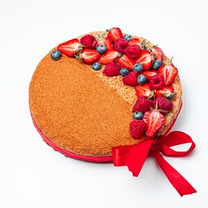 Торт Половинки с декором 28 Полумесяц из ягод