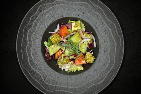 Салат с сулугуни и песто