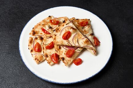Фокачча с гаудой, помидорами черри и красным луком