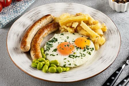 Глазунья с колбасками из индейки, запеченным картофелем и бобами эдамаме