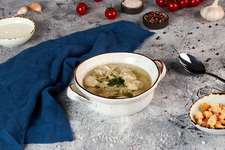 Пельмени с бульоном