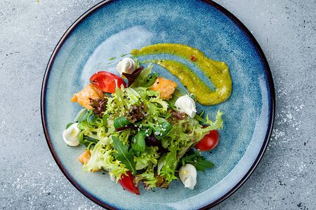 Теплый салат с лососем