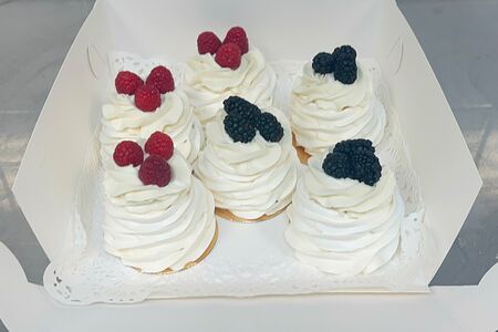 Пирожное Павлова с клубничным конфитюром