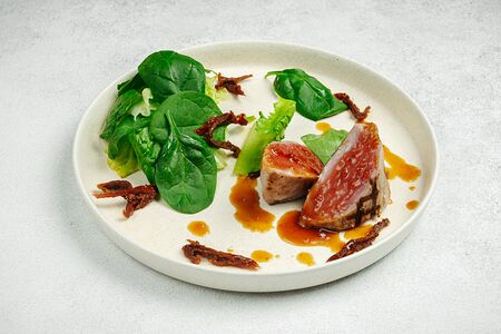 Стейк из тунца с микс-салатом