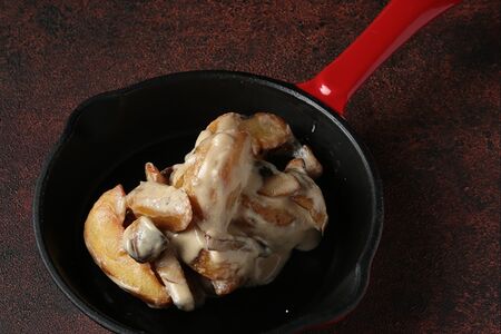 Картофель, жаренный с грибами в сливочном соусе