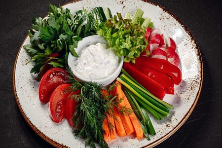 Тарелка из свежих овощей