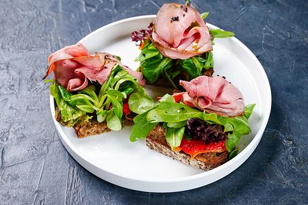 Брускетта с ростбифом и печеным перцем