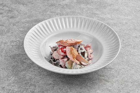 Салат из свежих овощей с копченым лососем