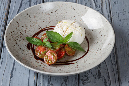 Сыр моцарелла с томатами и соусом песто