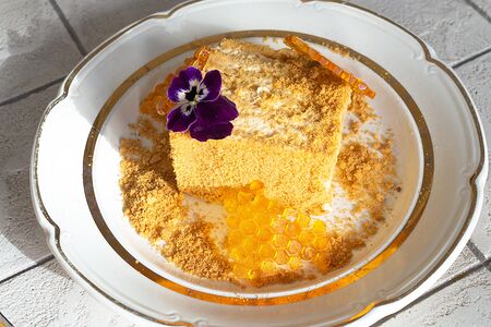 Медовик с карамельными сотами