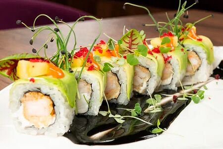 Ролл с креветкой панко, манго и авокадо