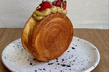 Круассан Суприм Фисташка-клубника