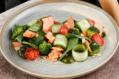 Салат с копченым лососем и соусом чимичурри