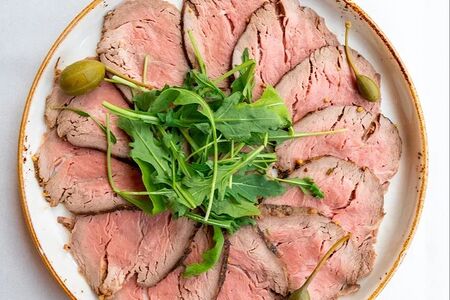 Ростбиф с рукколой и каперсами