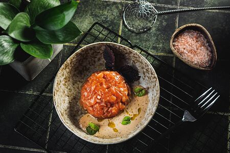 Тартар из семги с кунжутным соусом