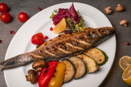 Сибас, запеченный с овощами гриль