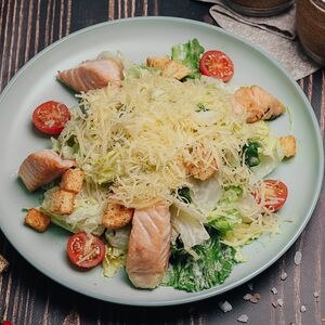 Салат Цезарь с семгой