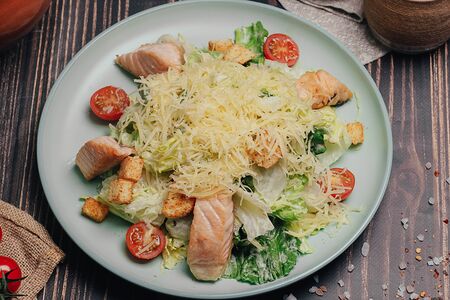 Салат Цезарь с семгой