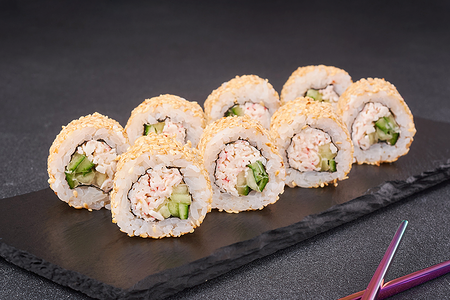 Ролл Калифорния в кунжутe