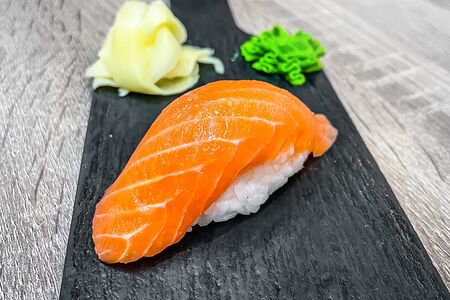 Суши с лососем