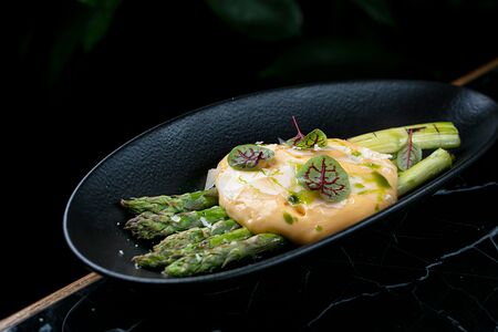 Спаржа с голландским соусом и пармезаном