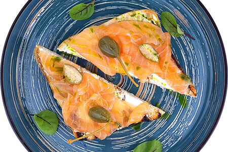 Брускетта с лососем