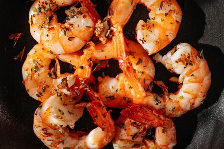 Креветки, обжаренные с чесноком и петрушкой