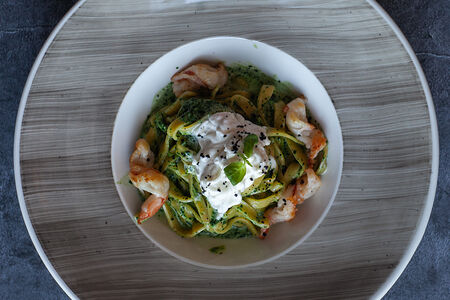 Феттуччине со шпинатом, страчателлой и креветками