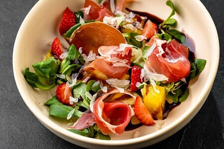Салат из дыни, ананаса и пармской ветчины