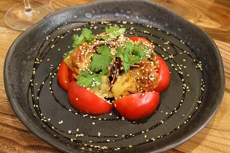 Азиатский салат с угрем, томатами и баклажанами