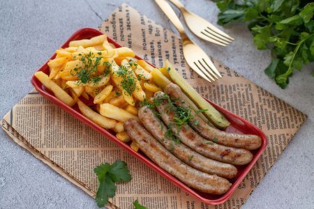 Фри в сырном соусе с колбасками из курицы