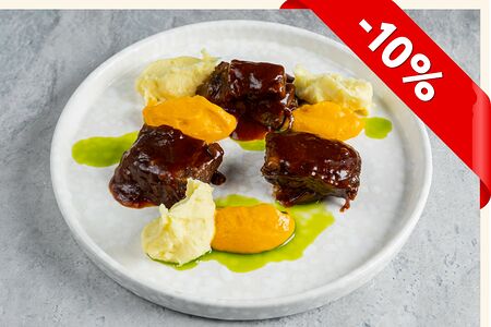 Говяжье ребро с картофельным пюре и кремом из батата