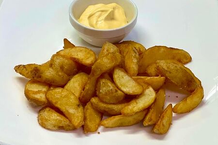 Картофельные дольки с кетчупом